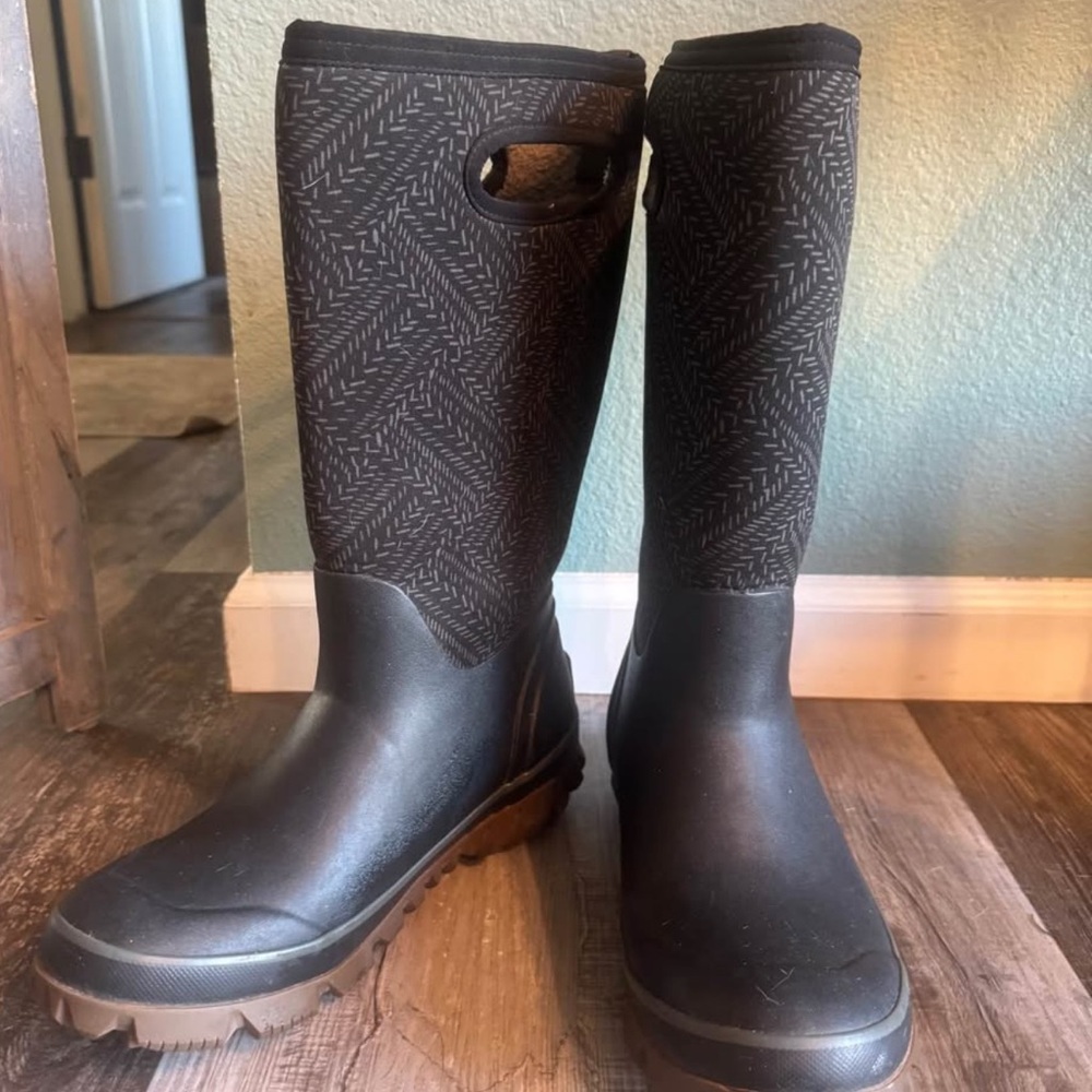 Women's insulated Bogs winter boots